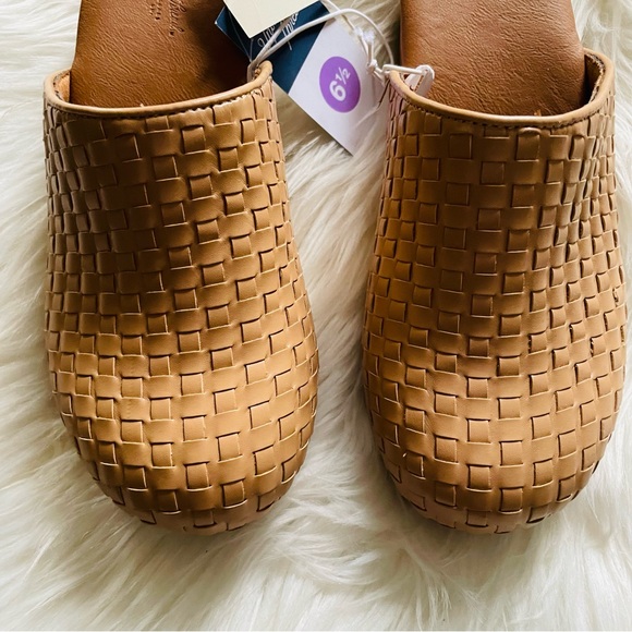 *DONATED* NWT Magnolia Wood Block Heeled Clogs Mule Slip On Woven Light Brown - Picture 8 of 15